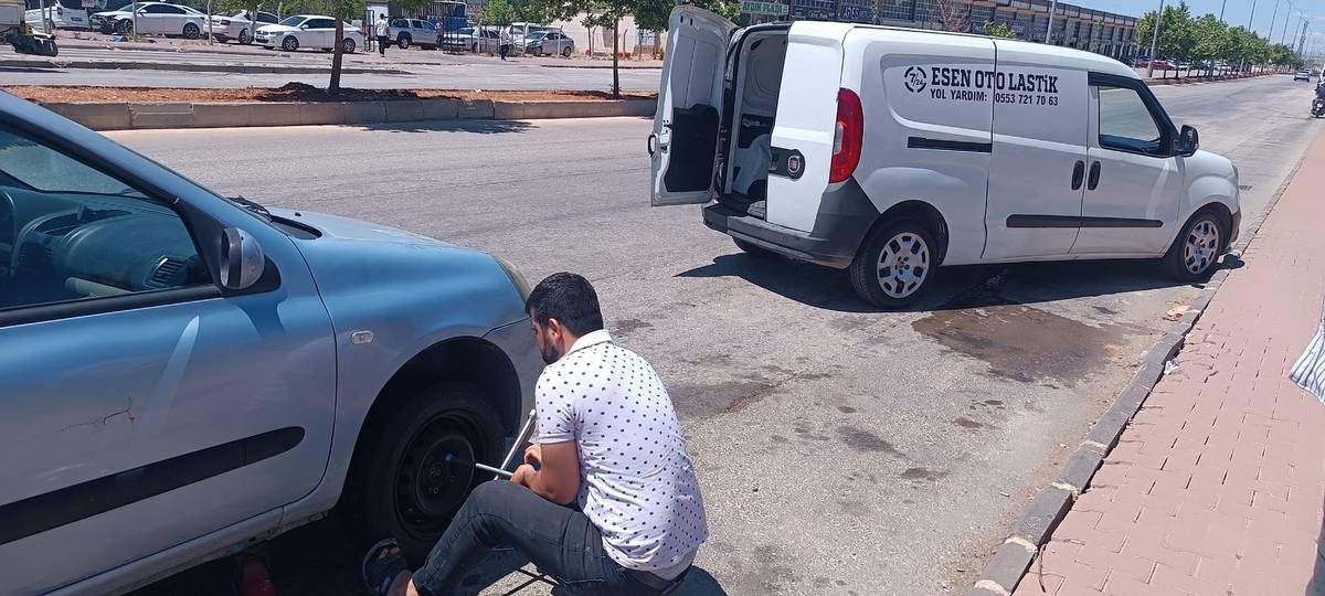 Esen Oto Lastik ekibi yerinde lastik değişimi yapıyor